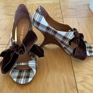 Tory Burch Tory Charm Bow Wedge in Plaid Size 7